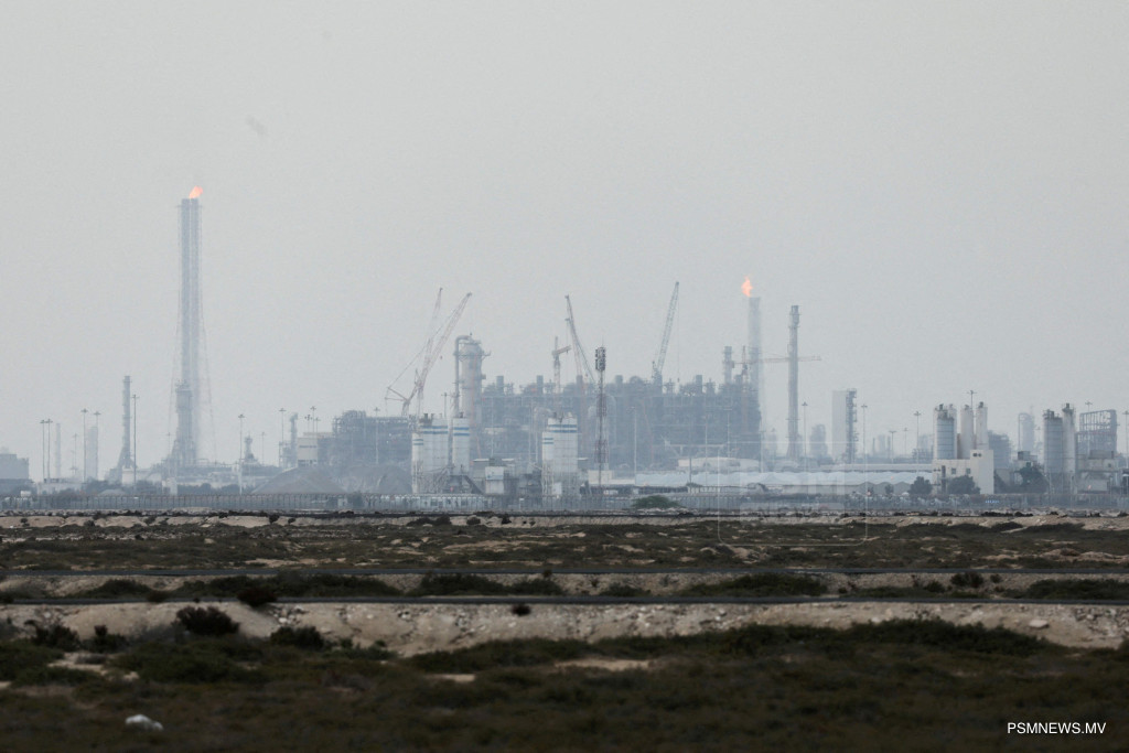 އީރާނުން ގަލްފުގެ ހަކަތައިގެ މަރުކަޒުތަކަށް ޙަމަލާދިނުމާއެކު، ޤަތަރުން އީރާނު އެމްބަސީގެ މުވައްޒަފުން ބޭރުކުރަނީ