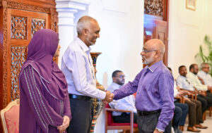 ރައީސްގެ ދެކަނބަލުންނ ޢީދު ސަލާންކުރައްވައިފި