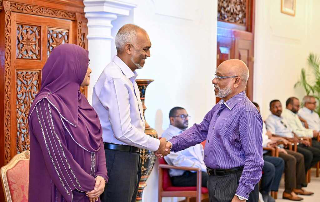 ރައީސްގެ ދެކަނބަލުންނ ޢީދު ސަލާންކުރައްވައިފި