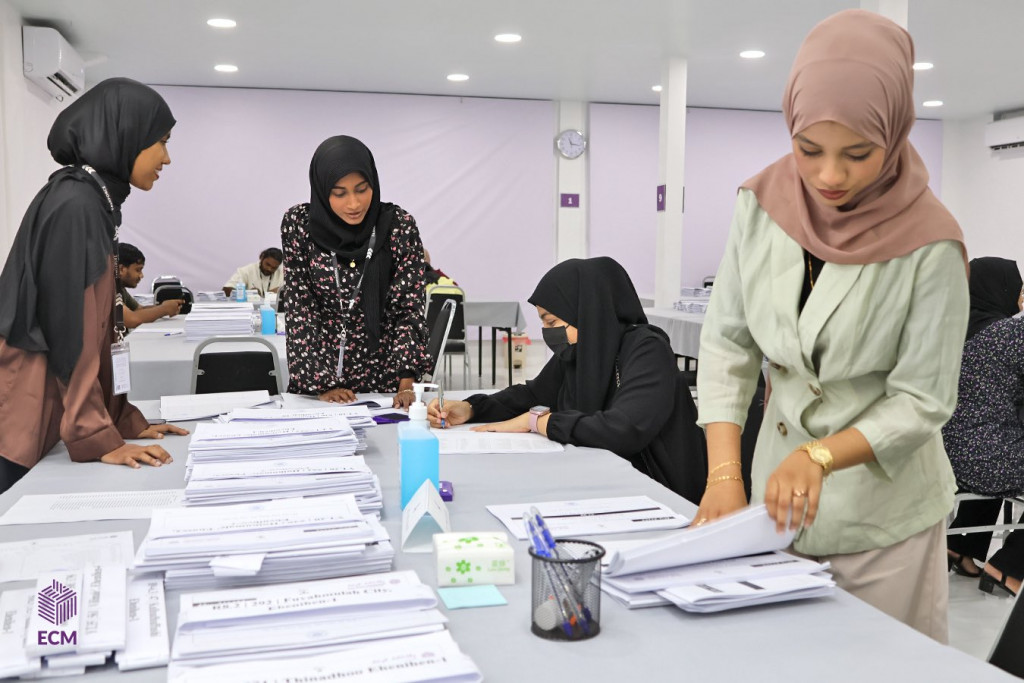 އިންތިޚާބާބޭހޭ މަރުކަޒު ކައިރީގައި އަލިފާނުގެ ހާދިސާއެއް ހިނގައި، ވޯޓާސް ލިސްޓުގައި ސޮއިކުރުން މެދުކަނޑާލައިފި