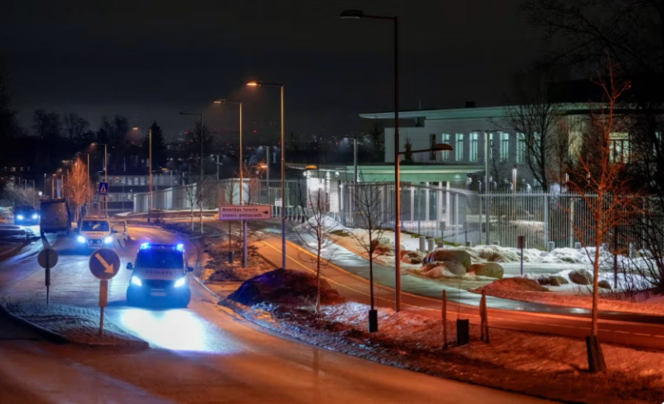 ނޯވޭގައި ހުންނަ އެމެރިކާގެ އެމްބަސީ ކައިރީގައި ބާރުގަދަ އެއްޗެއް ގޮއްވާލައިފި