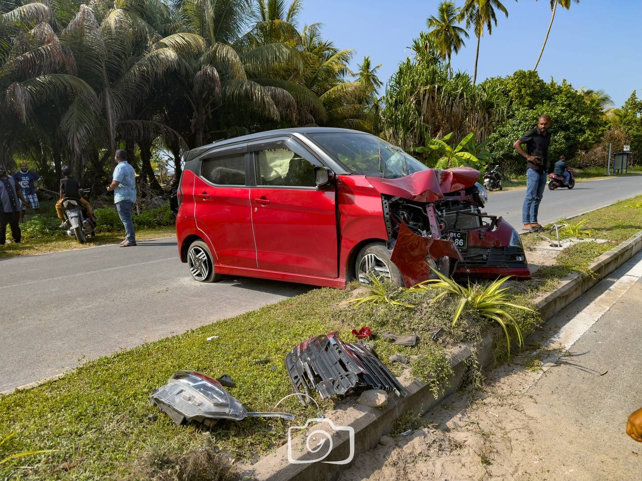 ލ. ލިންކު ރޯޑުގައި ކާރެއް ކޮންޓްރޯލުން ނެއްޓި ހޮޅިދަނޑިއެއްގައި ޖެހި ބޮޑެތި ގެއްލުންތަކެއް ވެއްޖެ