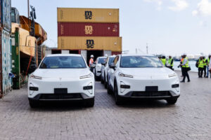 ސަރުކާރުގެ އައު ޓެކްސީ ލައިނަށް ބޭނުންވާ ކާރުތަކުގެ ފުރަތަމަ ޝިޕްމަންޓް މާލެ ގެނެސްފި