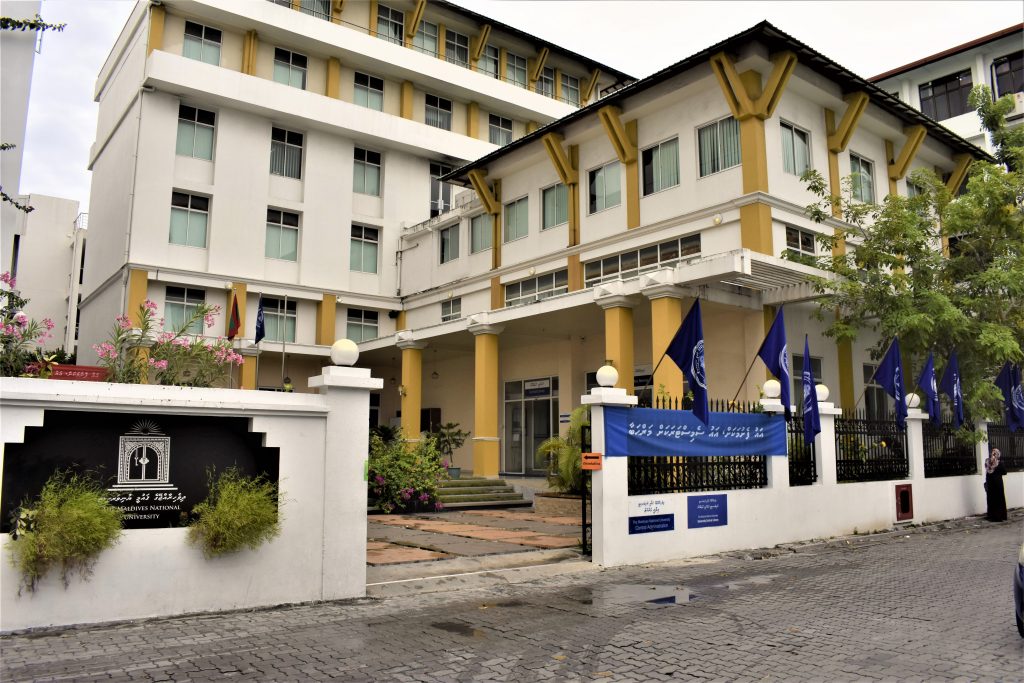 އެމްއެންޔޫ ދަނާލުގައި ޒުވާނަކު ނިޔާވި މައްސަލަ އެޗްއާރްސީއެމްއާއި ފުލުހުން ތަހުގީގުކުރަން ފަށައިފި