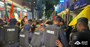 އެމްޑީޕީގެ މުޒާހަރާއިން ހައްޔަރުކުރި ޢަބްދުﷲ ރަޝީދު ދޫކޮށްލައިފި، މައިމޫން އަދިވެސް ބަންދުގައި