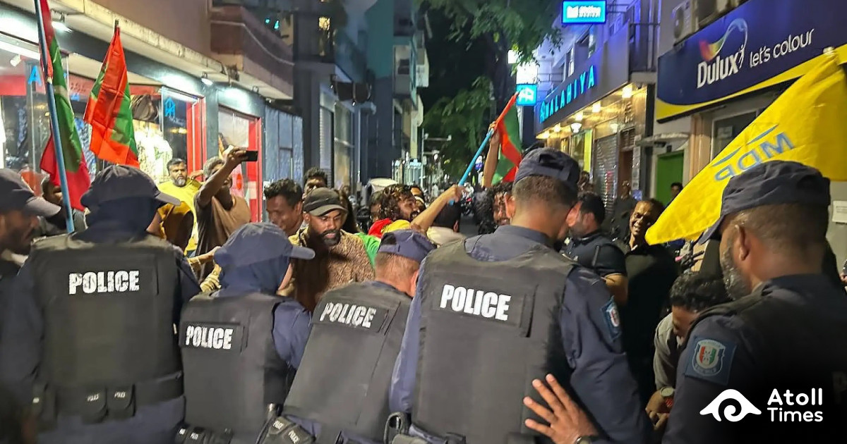 އެމްޑީޕީގެ މުޒާހަރާއިން ހައްޔަރުކުރި ޢަބްދުﷲ ރަޝީދު ދޫކޮށްލައިފި، މައިމޫން އަދިވެސް ބަންދުގައި