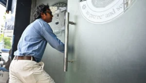 ރައީސްއަށް ތުހުމަތުކުރި މައްސަލައިގައި 'އަދަދު’ގެ އެޑިޓަރަށް ޖިނާއީ 5 ކުށެއްގެ ތުހުމަތުކޮށްފި