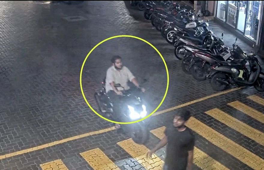 މަޖީދީމަގުން މީހެއްގެ ގައިގައި ސައިކަލުން ޖައްސައި ފިލި މީހަކު ހޯދަނީ