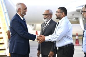 ރައީސް ޢުމްރާގެ އަޅުކަން ނިންމަވާލެއްވުމަށްފަހު ރައީސްގެ ދެކަނބަލުން ރާއްޖެ ވަޑައިގެންފި