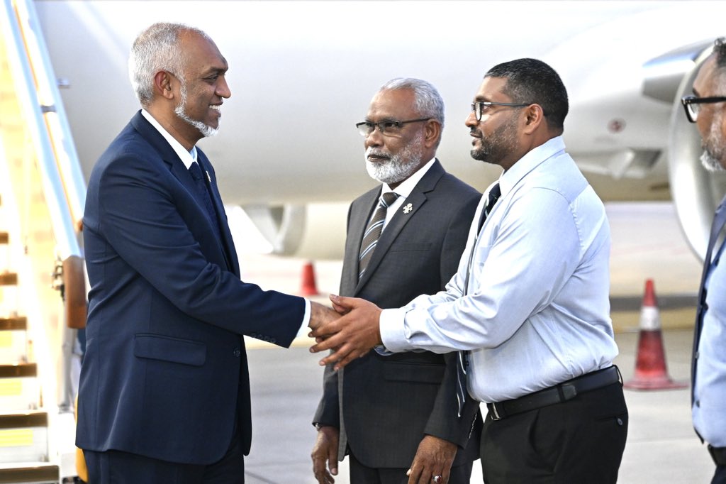 ރައީސް ޢުމްރާގެ އަޅުކަން ނިންމަވާލެއްވުމަށްފަހު ރައީސްގެ ދެކަނބަލުން ރާއްޖެ ވަޑައިގެންފި