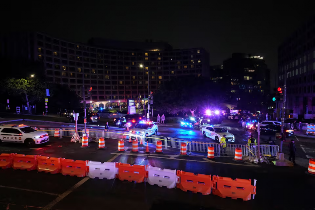 ވައިޓް ހައުސް ކޮރެސްޕޮންޑެންޓްސް ޑިނަރގައި ބަޑިޖެހުމާއެކު ޓްރަމްޕް ރައްކާތެރި ހިސާބަކަށް ގެންގޮސްފި