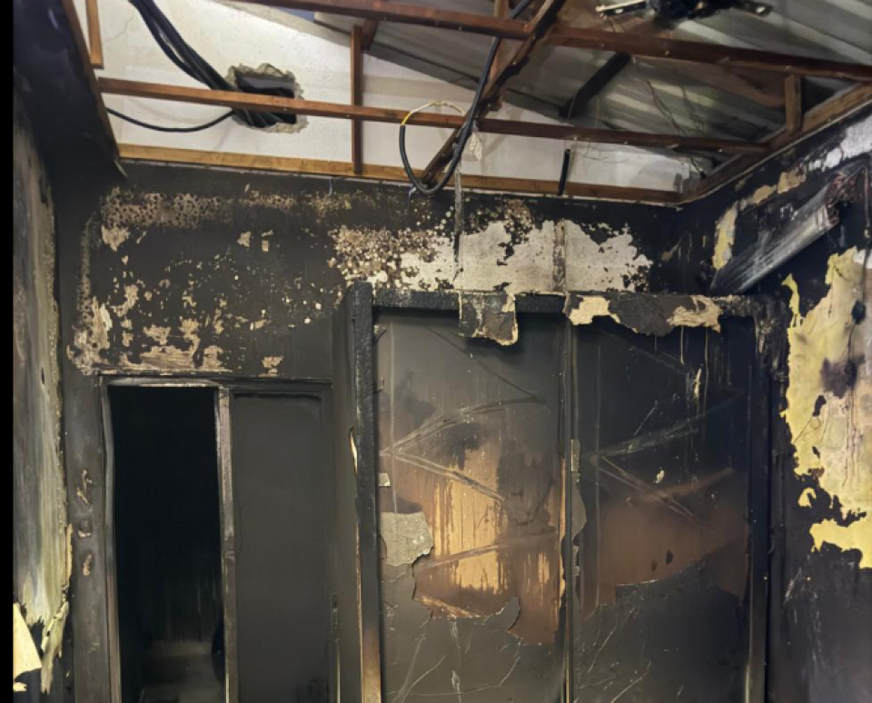 ކ. ހުރާގައި ހިނގި އަލިފާނުގެ ހާދިސާއެއްގައި ގެއެއް ބޭނުންނުކުރެވޭ ވަރަށް އަނދައިފި