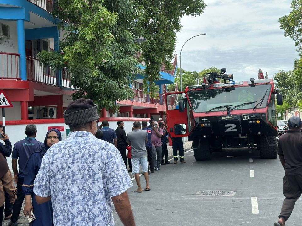 އައްޑޫ ފޭދޫ ސްކޫލުގެ ލައިބްރަރީގައި އަލިފާން ރޯވެއްޖެ