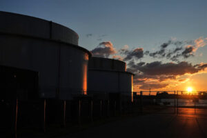 އީރާނާއި އެމެރިކާގެ ހަނގުރާމަ ވަގުތީގޮތުން ހުއްޓާލުމާއެކު ދުނިޔޭގެ ބާޒާރުގައި ތެލުގެ އަގު ދަށަށް