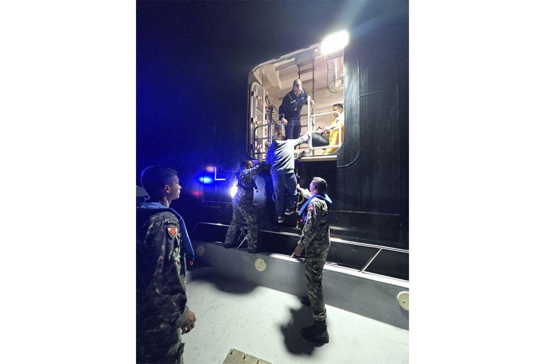 ކަނޑުމަތީގައި ހާލުދެރަވި ދެ ބިދޭސީއަކަށް އެމްއެންޑީއެފުން އެހީތެރިކަން ފޯރުކޮށްދީފި