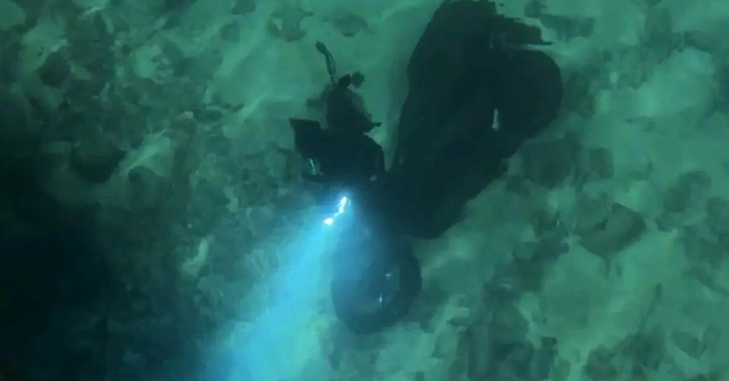 ލޯބިވެރިޔާއާ މައްސަލަޖެހި އައި ރުޅީގައި އަމިއްލަ ސައިކަލު މޫދަށް އެއްލާލައިފި