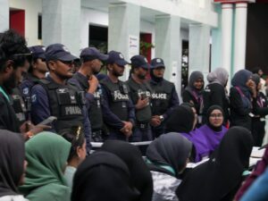 ހަމަނުޖެހުންތަކަކަށްފަހު ފުލުހުންގެ ހާޒިރުގައި މަޖީދިއްޔާ ސްކޫލްގެ ވޯޓު ގުނުން އަލުން ފަށައިފި