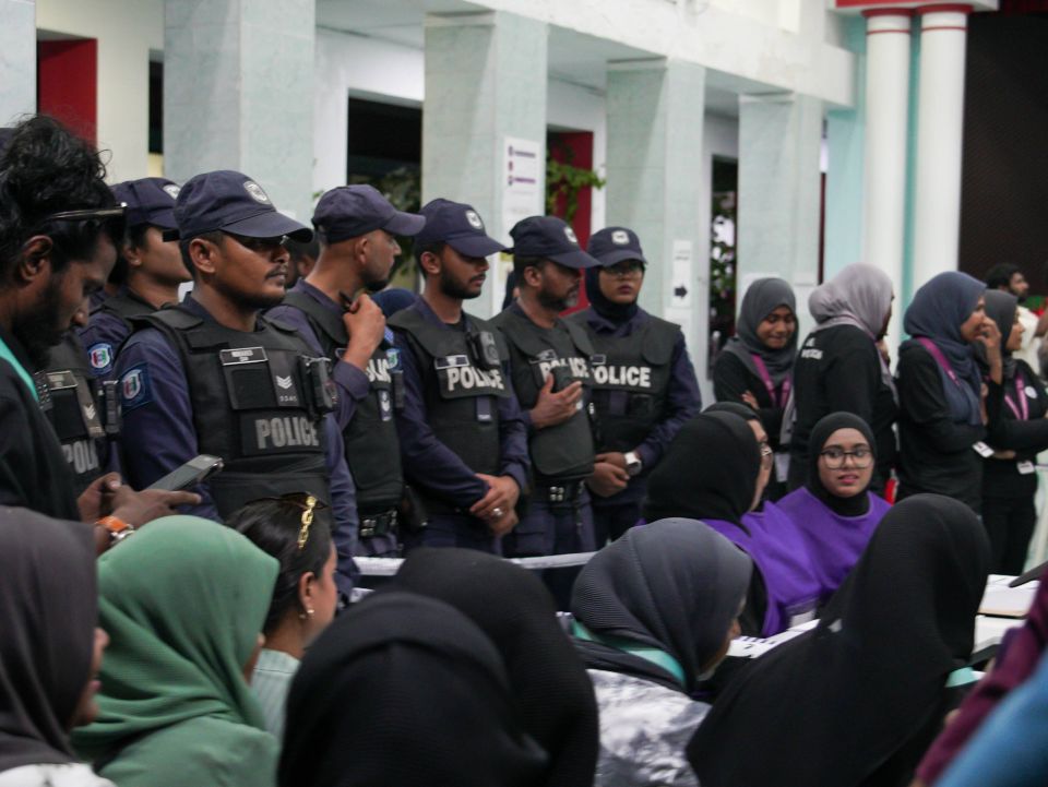 ހަމަނުޖެހުންތަކަކަށްފަހު ފުލުހުންގެ ހާޒިރުގައި މަޖީދިއްޔާ ސްކޫލްގެ ވޯޓު ގުނުން އަލުން ފަށައިފި