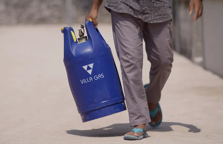 ދުނިޔޭގެ ބާޒާރުގައި ތެލުގެ އަގު އުފުލުމާ ގުޅިގެން ވިލާ ގޭހުގެ އަގު ބޮޑުކުރަނީ