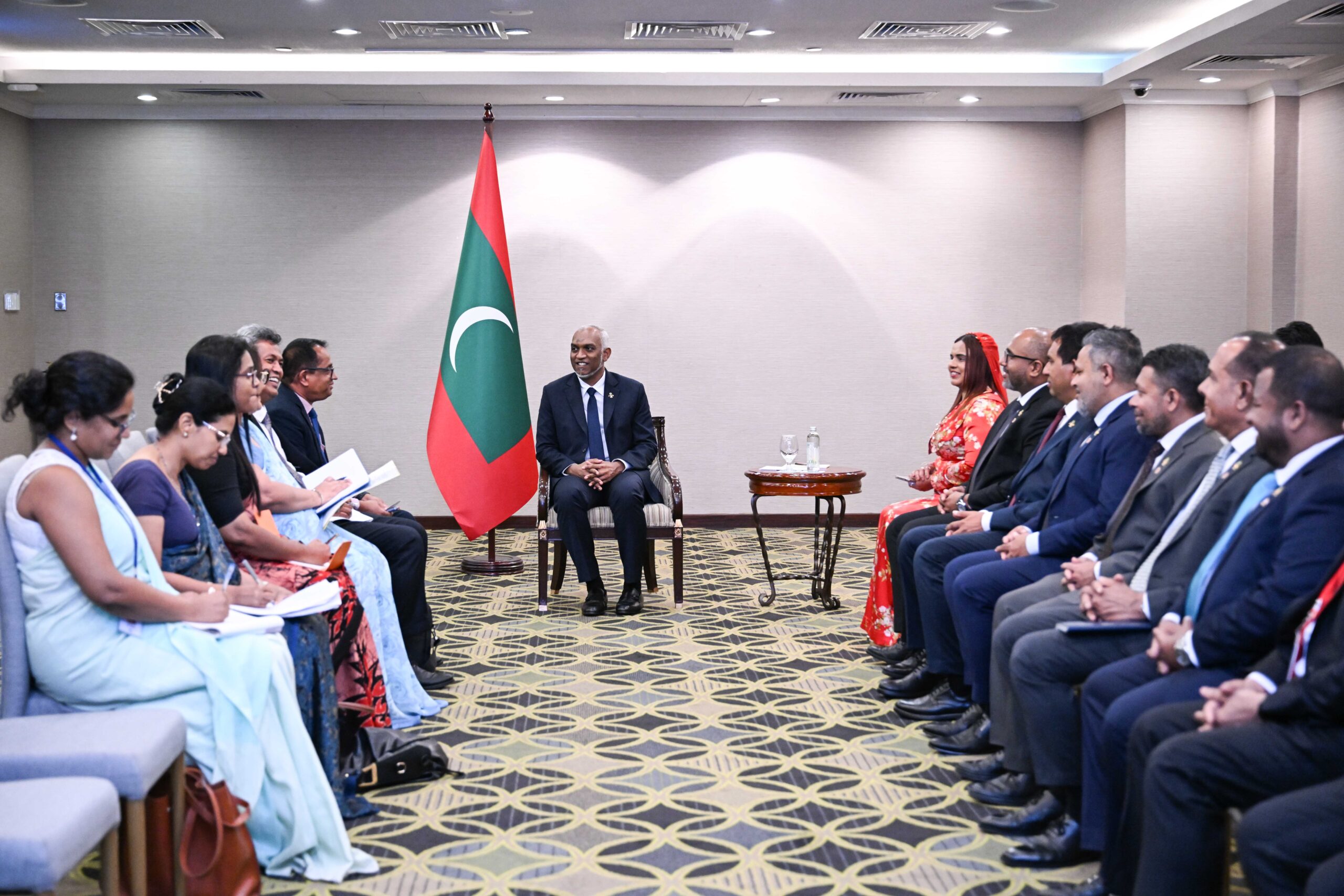 ރައީސް މުޢިއްޒު، ސްރީލަންކާގެ ޤާނޫނު ހަދާ މަޖިލީހުގެ ރައީސްއާ ބައްދަލުކުރައްވައިފި