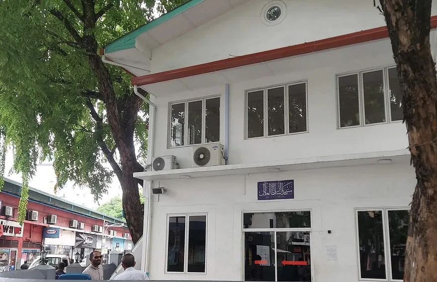 މާލޭގެ އާދިލް މިސްކިތުގެ ސައުންޑް ސިސްޓަމް ކޭބަލް ވަގަށް ނަގައިފި