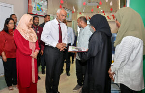 ރައީސުލްޖުމްހޫރިއްޔާގެ ދެކަނބަލުން ތެލެސީމިއާ ސެންޓަރަށް ޒިޔާރަތްކުރައްވައިފި