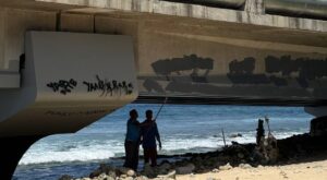 މާލެ އާއި ސިނަމާލެ ބްރިޖުގައި ކުރަހާފައި ހުރި ގްރެފިޓީތައް ފުލުހުން ނައްތާލައިފި