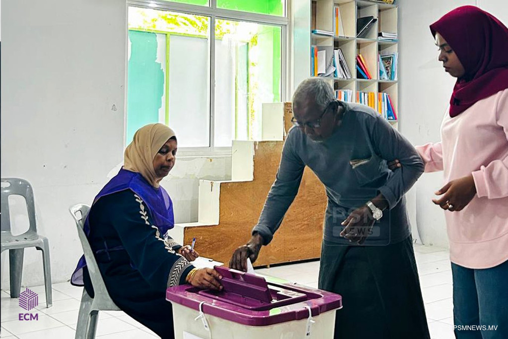 ދ. މީދޫ ކައުންސިލް ރައީސް ހޮވުމުގެ އިންތިޚާބު: މެންދުރުވިއިރު %50 މީހުން ވޯޓުލައިފި
