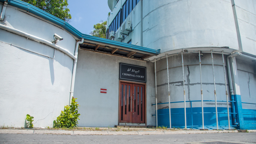 ކްރިމިނަލް ކޯޓުގެ ކުރީގެ އިމާރާތަށް ވަދެ ވައްކަންކުރި މީހަކު ހައްޔަރުކޮށްފި