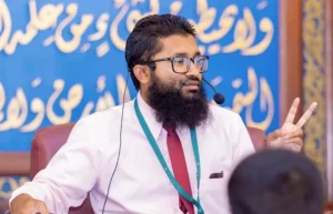 ހަތް އަހަރަށްފަހު ޝައިހު ރަޝީދު އިސްލާމީ މަރުކަޒުގެ އިމާމުކަމުން ވަކިވެ، އިސްލާމިކް ޔުނިވާސިޓީއަށް