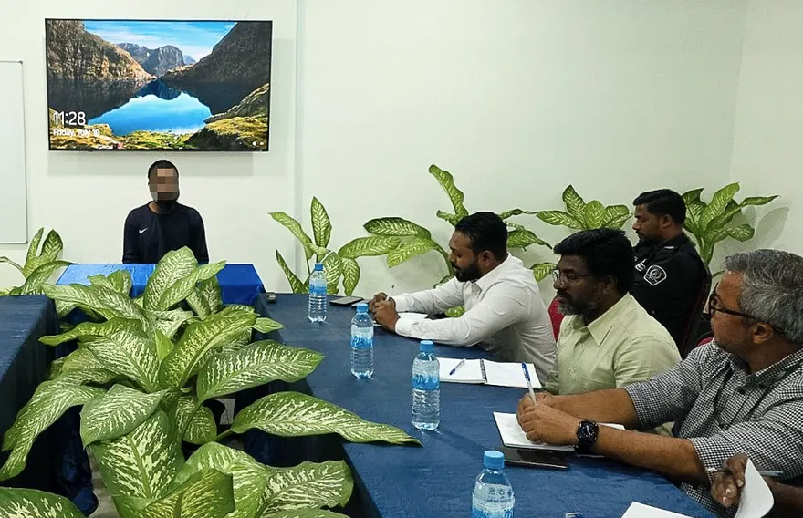 ޕެރޯލްގެ ޝަރުތު ފުރިހަމަވާ ގައިދީންނާ އިންޓަވިއުކޮށްފި