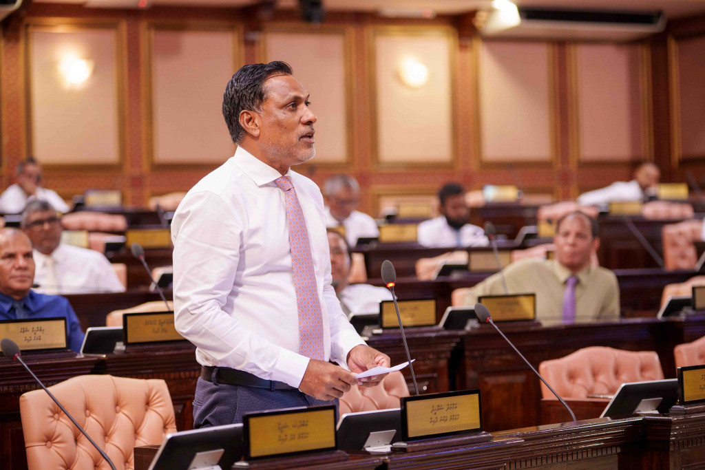 ބިދޭސީންނަށް ދާއިމީ ރެޒިޑެންސީ ވިއްކާ ސިޔާސަތު ހުއްޓާލަން ގޮވާލައި މަޖިލީހަށް ގަރާރެއް