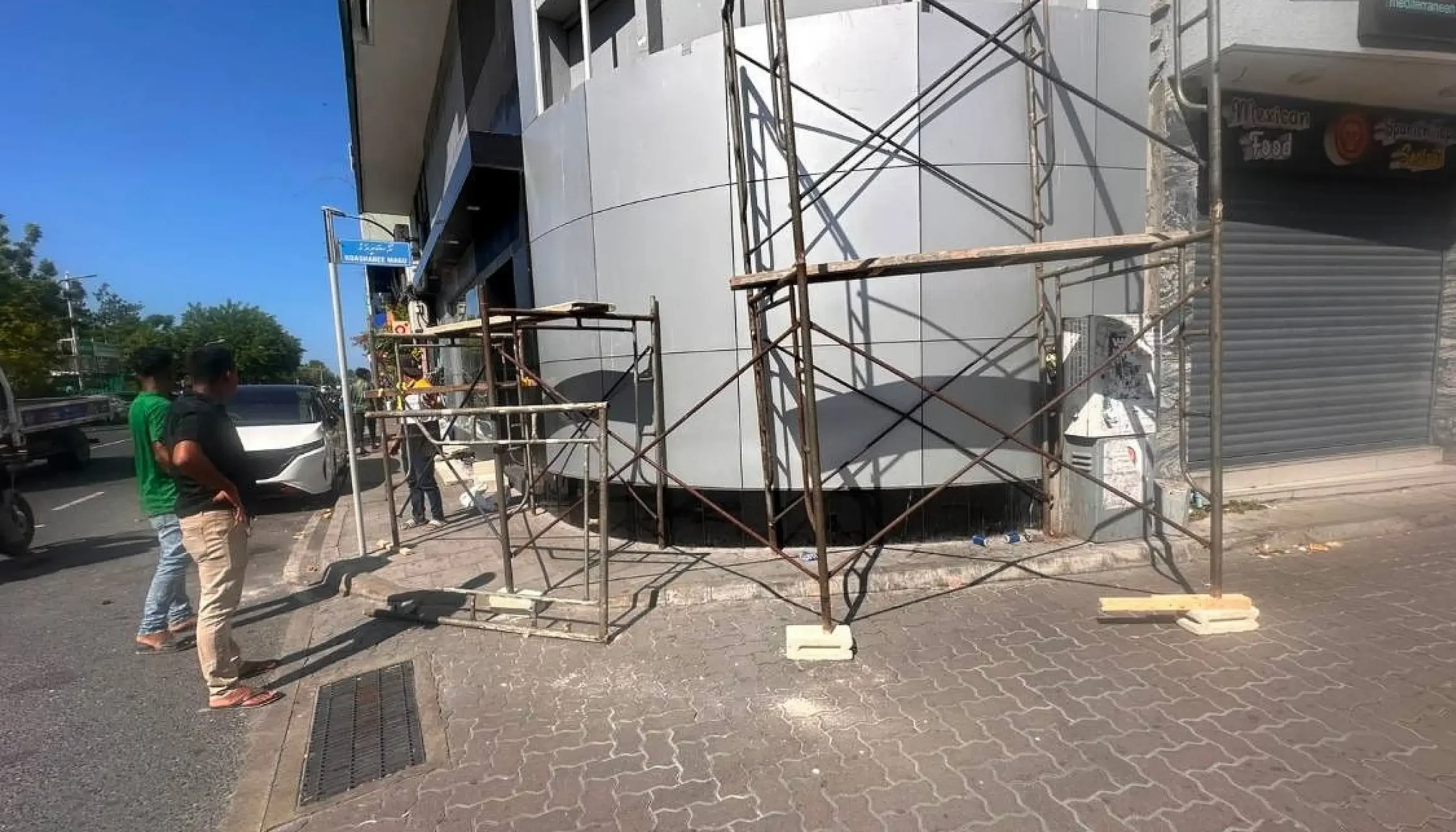 ހުއްދަ ބޯޑު ނެތި ބޮޑުތަކުރުފާނުމަގުގައި މަސައްކަތްކުރި ގެއެއް ޖޫރިމަނާކޮށްފި