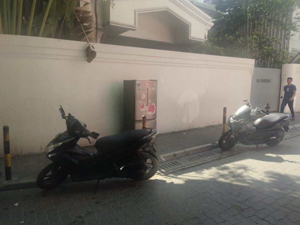 މާވެޔޮމަގަށް ފްރިޖެއް އެއްލާލި މީހަކު ހޯދުމުގެ މަސައްކަތް ސިޓީ ކައުންސިލުން ފަށައިފި