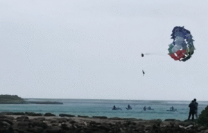 ވައިގަދަވުމުން މާފުށީގައި ޕެރެސެއިލިންގެ ވައިކުޑަ ފަޅައިގެންގޮސް މީހަކު މޫދަށް ވެއްޓިއްޖެ