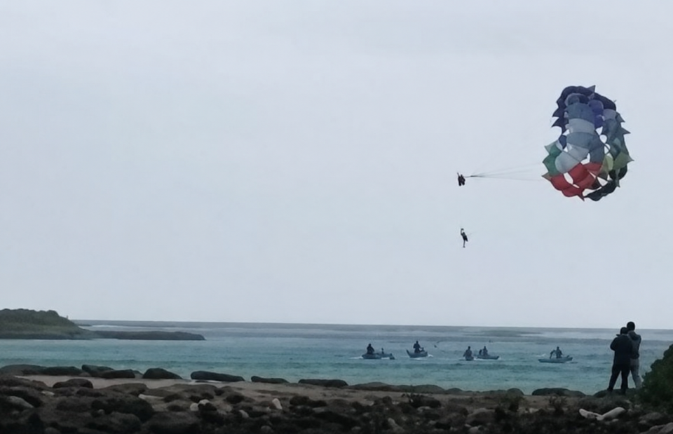 ވައިގަދަވުމުން މާފުށީގައި ޕެރެސެއިލިންގެ ވައިކުޑަ ފަޅައިގެންގޮސް މީހަކު މޫދަށް ވެއްޓިއްޖެ