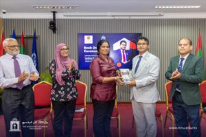 ބަންގުލަދޭޝްގެ ސަފީރު ލިޔުއްވި ފޮތެއް ޤައުމީ ޔުނިވަރސިޓީއަށް ހަދިޔާކުރައްވައިފި
