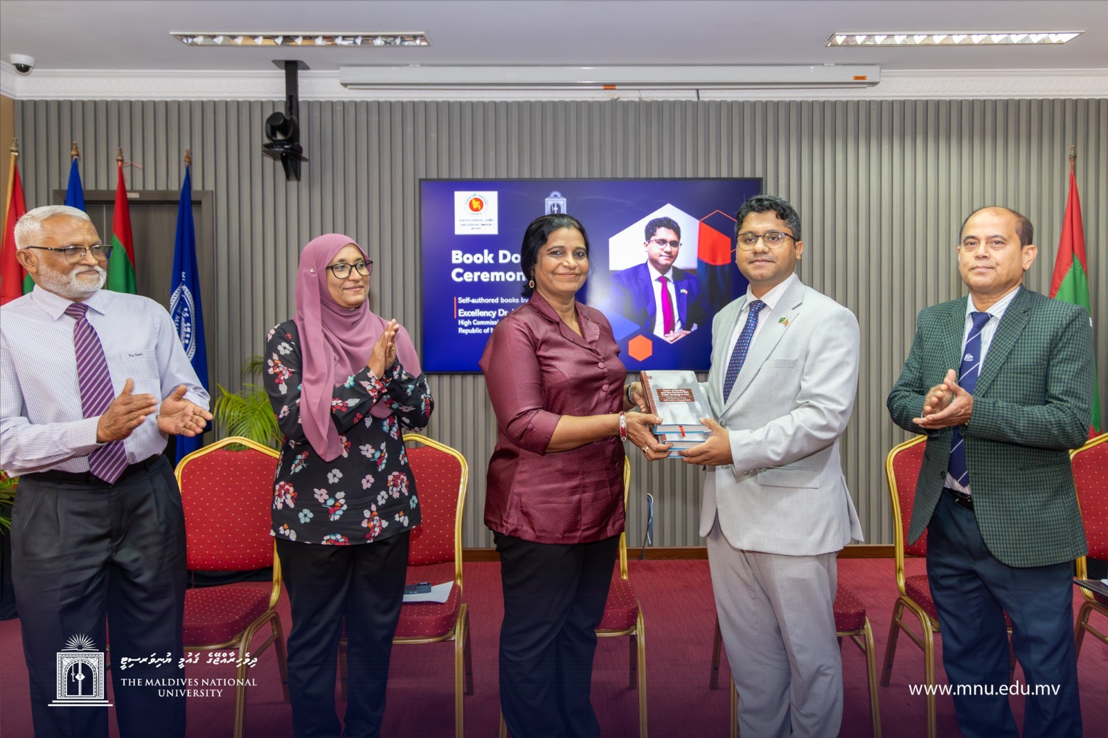 ބަންގުލަދޭޝްގެ ސަފީރު ލިޔުއްވި ފޮތެއް ޤައުމީ ޔުނިވަރސިޓީއަށް ހަދިޔާކުރައްވައިފި
