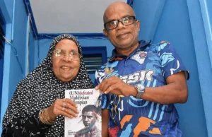 ކުޑަހުސެން އިނގިރޭސި ބަހުން ލިޔުއްވި ތިން ފޮތެއް ނެރެފި
