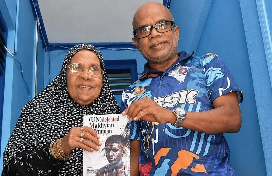 ކުޑަހުސެން އިނގިރޭސި ބަހުން ލިޔުއްވި ތިން ފޮތެއް ނެރެފި