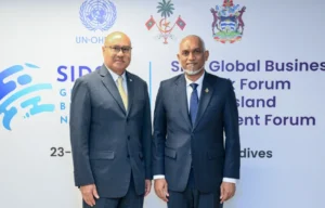 ޕަލާއޫގެ ޓޫރިޒަމް މިނިސްޓަރު ރައީސްގެ އަރިހަށް އިޙްތިރާމުގެ ޒިޔާރަތެއް ކުރައްވައިފި