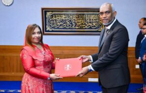 އިނގިރޭސިވިލާތަށް ރާއްޖެއިން ކަނޑައެޅި އާ ސަފީރު ޖަމީލާ ޢަލީ ޚާލިދަށް ފަތްކޮޅު އަރުއްވައިފި