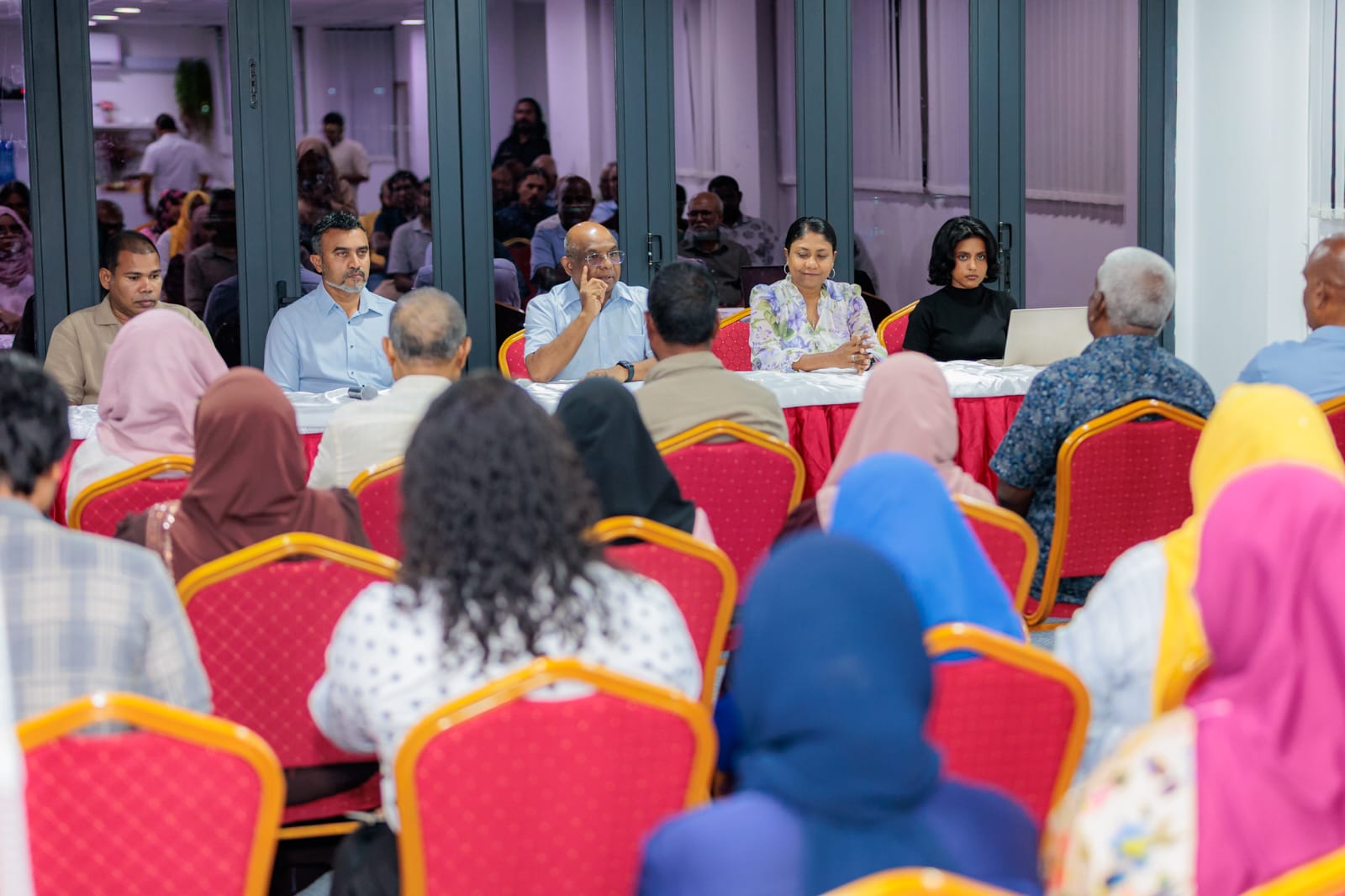 އައްޑޫގެ ތަރައްގީއާއި ގުޅޭގޮތުން ޝާހިދު އައްޑޫގެ ރައްޔިތުންނާ މަޝްވަރާ ކުރައްވައިފި: ޝާހިދު