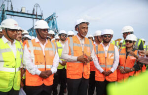 ރައީސް މުޢިއްޒު ތިލަމާލެ ބްރިޖުމަތިން ހިންގަވާފައި ވިލިމާލެއަށް