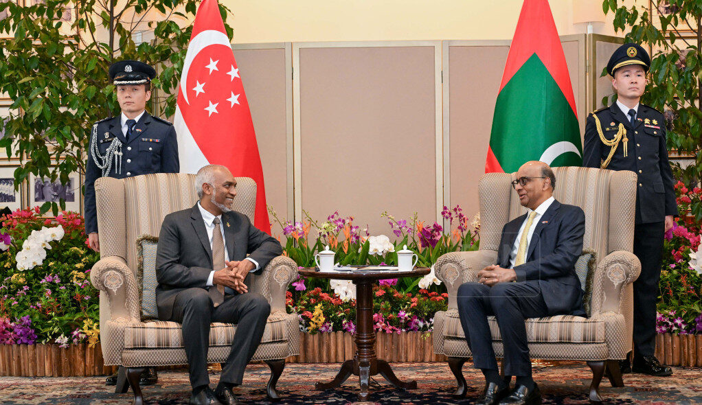 ސިންގަޕޫރުގެ ޤައުމީ ދުވަހުގެ ތަހުނިޔާ ރައީސް މުޢިއްޒު ފޮނުއްވައިފި