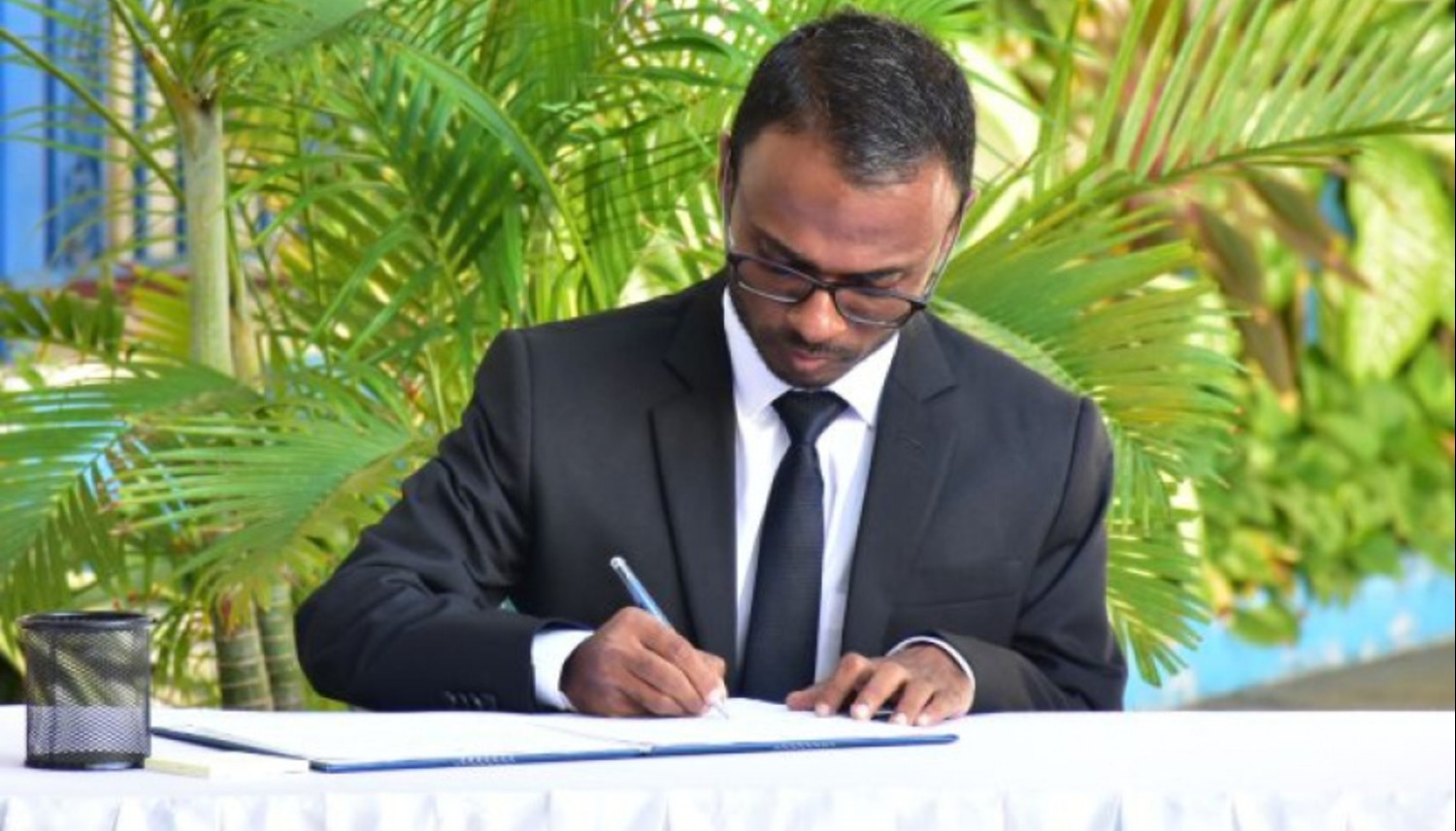 ދަންވަރު ވަގުތީ އަމުރު ނެރުނު ގާޒީ އިހްސާން ސަސްޕެންޑްކޮށްފި