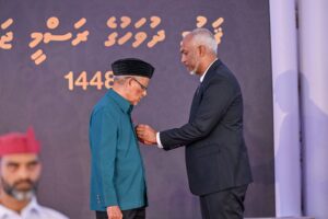 ދިވެހި ބަހާއި އަދަބިއްޔާތުގެ މާހިރު ކަށިމާ ޝާކިރަށް ދައުލަތުގެ އެންމެ މަތީ ޢިއްޒަތް