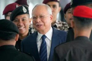 މެލޭޝިޔާގެ ކުރީގެ ބޮޑުވަޒީރު ނަޖީބަށް ރަސްގެފާނު ޚާއްޞަ މާފެއް ދެއްވައިފި