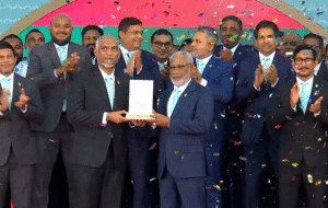 ރައީސް މުއިއްޒަށް ޕީއެންސީގެ ރިޔާސީ ޓިކެޓް ރަސްމީކޮށް އަރުވައިފި