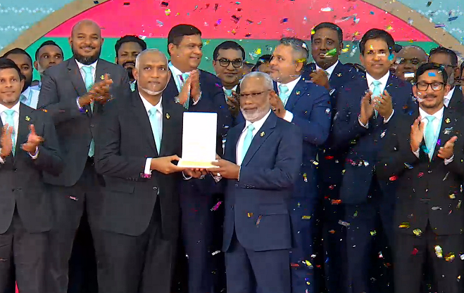ރައީސް މުއިއްޒަށް ޕީއެންސީގެ ރިޔާސީ ޓިކެޓް ރަސްމީކޮށް އަރުވައިފި